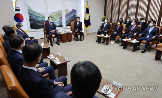 윤석열 대통령이 지난 25일 오전 내년도 예산안 시정연설에 앞서 국회 접견실에서 김진표 국회의장, 국민의힘ㆍ정의당 지도부 등과 환담하고 있다.<연합뉴스>